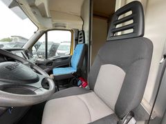 Iveco Großraumkasten mit vielen Teilen