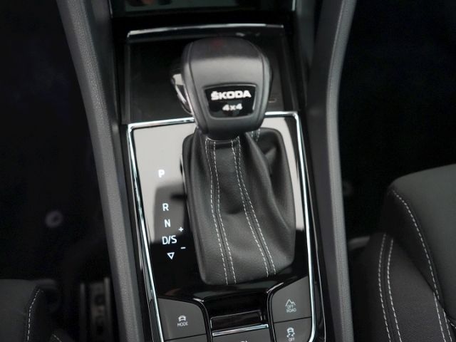 Karoq SPORTLINE TDI DSG 4x4+AHK+NAVI+PANORAMADAC