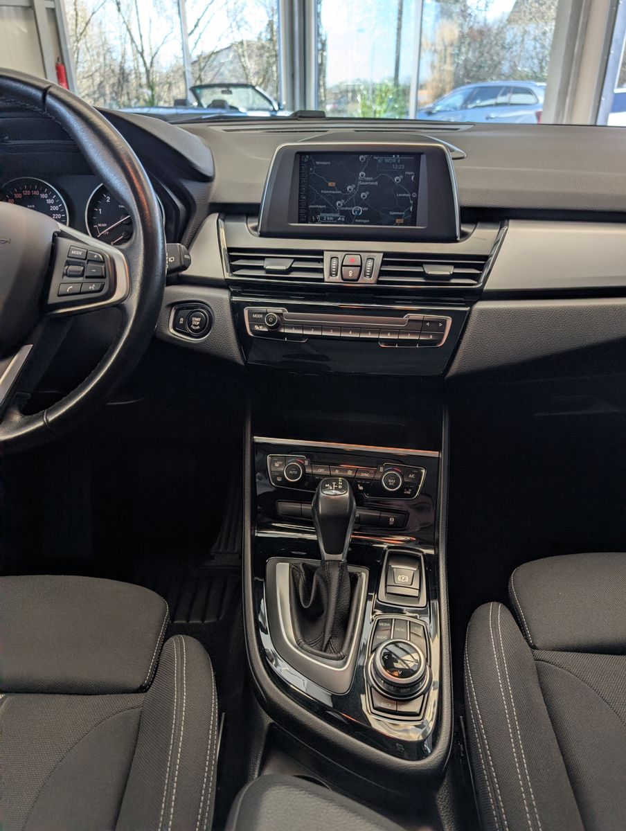 Fahrzeugabbildung BMW 220 i Active Tourer Advantage Navi Cam Pano AHK