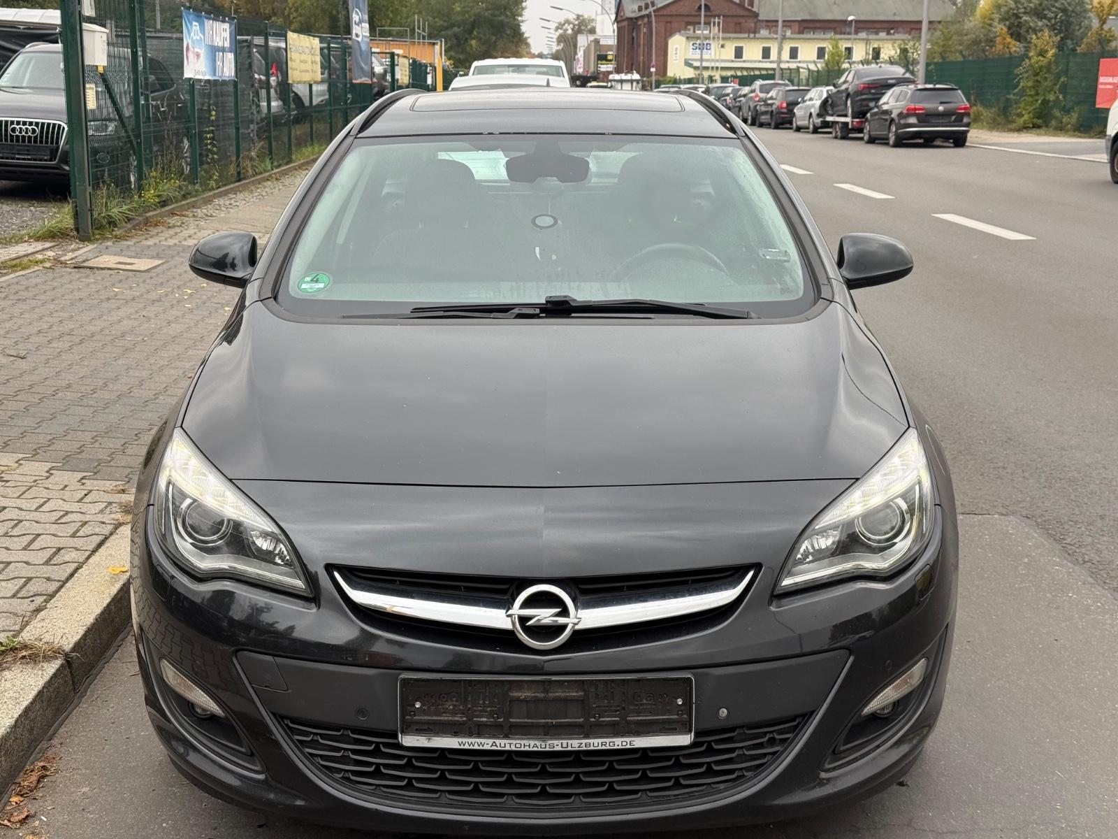 Opel Astra 2014 — вигляд ззаду