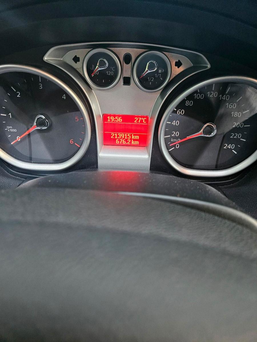 Ford Focus 2010 — photo 11