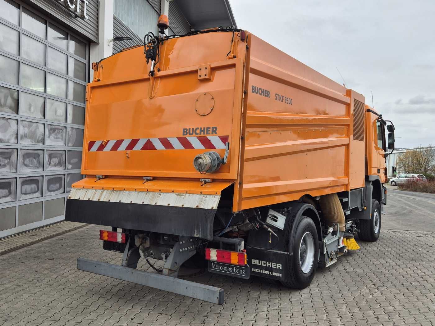 Fahrzeugabbildung Mercedes-Benz Actros 2032 A 4x4 Bucher STKF 9500 Airport 30x