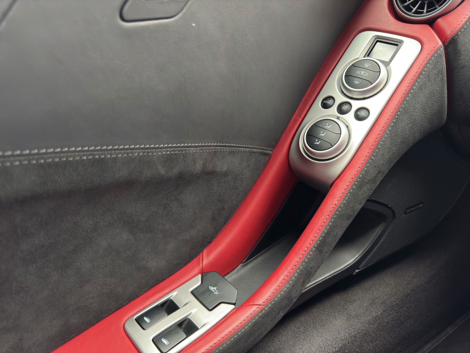 Fahrzeugabbildung McLaren MP4-12C 3.8V8*1HAND*CARBON*SCHECKHEFT*UNFALLFREI