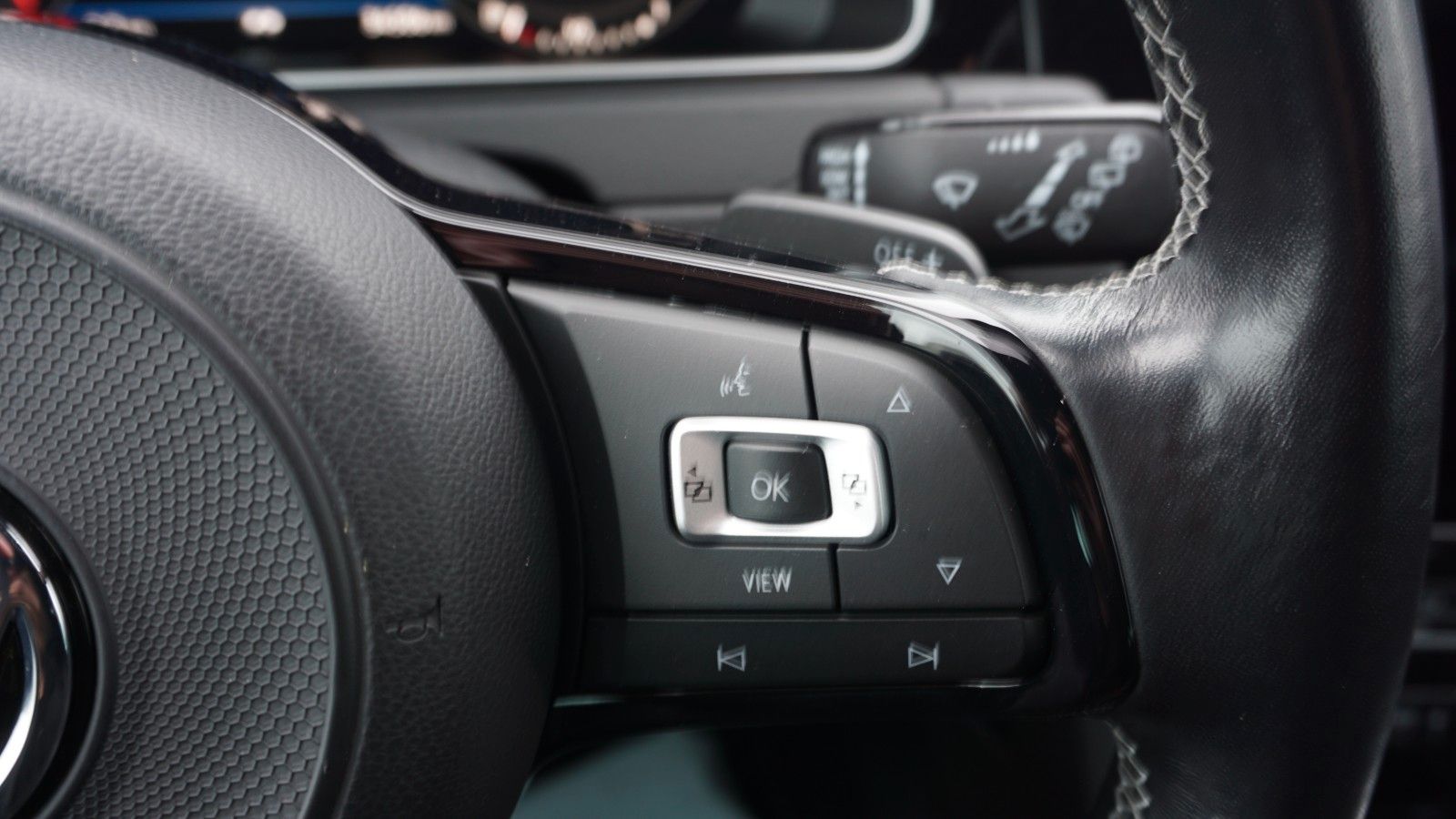 Fahrzeugabbildung Volkswagen Golf VII Variant R-line 4M,Navi,LED,SH,ACC,Kamer