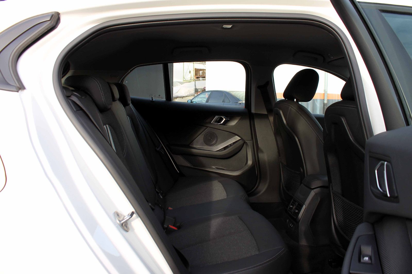 Fahrzeugabbildung BMW 118i Advantage Steptr. Temp. PDC KAM NAV LED SHZ