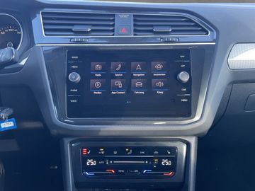 Volkswagen Tiguan 1.5 TSI Life NAVI ACC PDC SHZ LED ALU