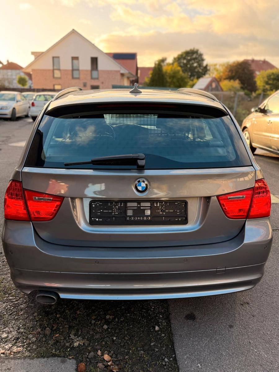 BMW 320 2011 — вигляд ззаду