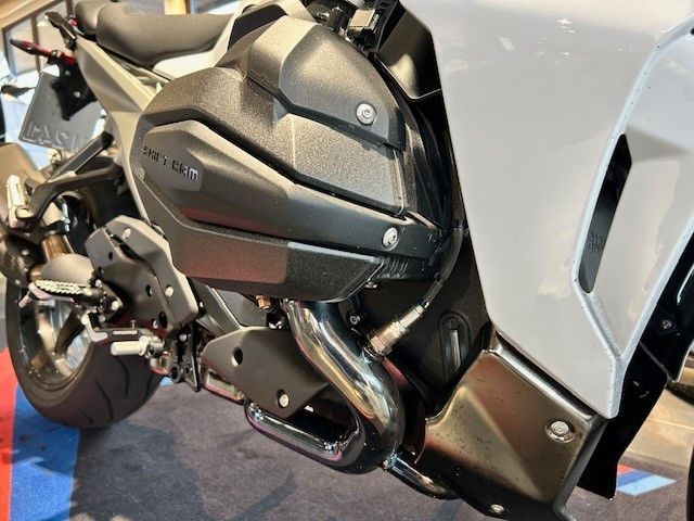 Fahrzeugabbildung BMW R 1300 RS Performance, Akra, wenig Km