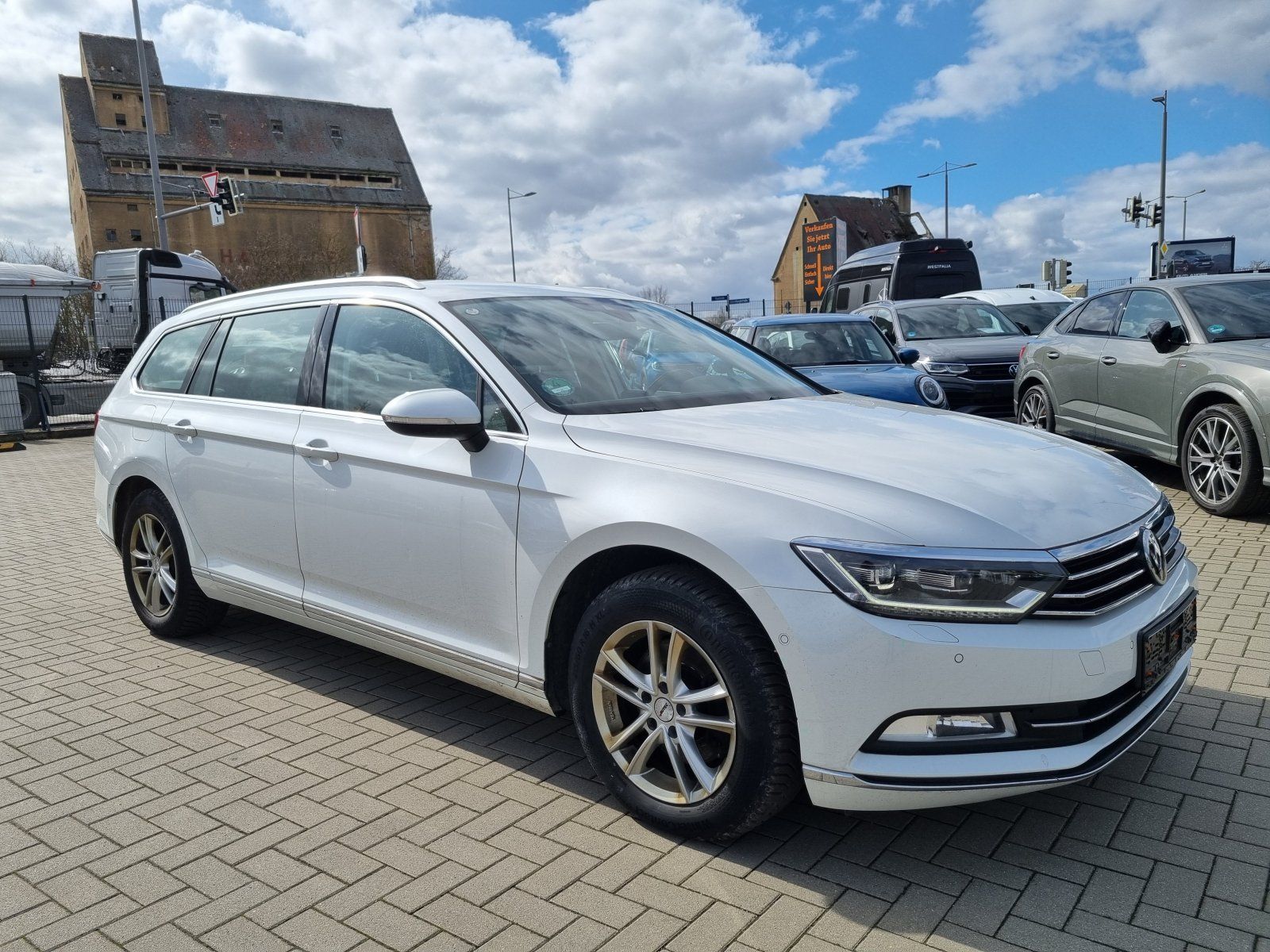 VW Passat 2.0 TDI 4Motion DSG AHK LED Navi Standh.