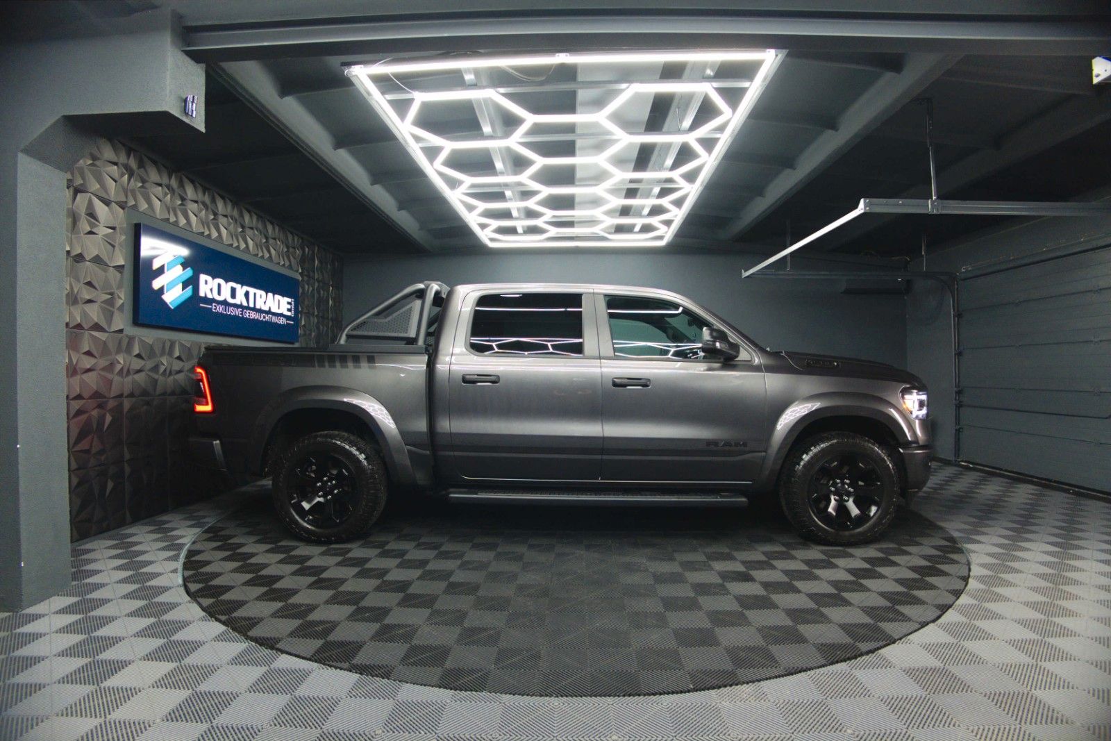 Fahrzeugabbildung Dodge RAM 5.7 V8 HEMI 4x4 OFFROAD Night-Paket *LED*