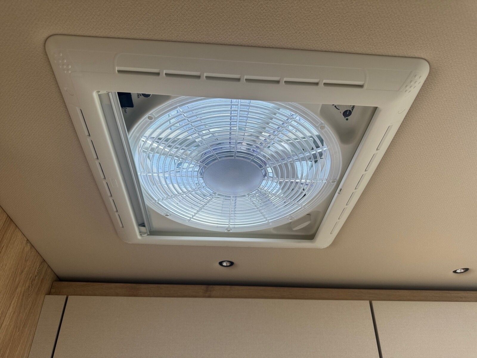 Fahrzeugabbildung Eura Mobil Integra Line IL 720 EB Mondial Pakete, Backofen