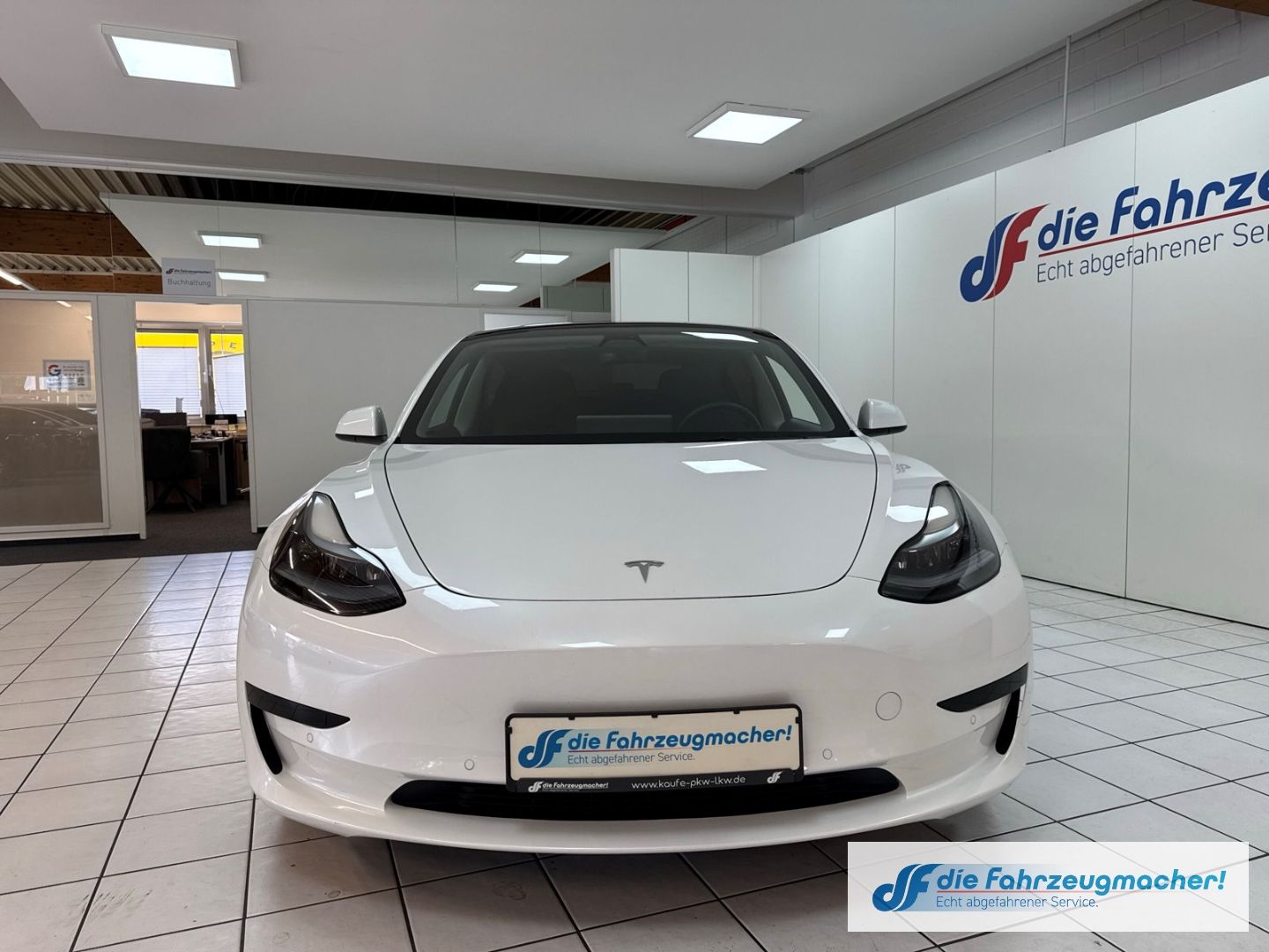 Fahrzeugabbildung Tesla Model 3 Basis RWD Soundsystem ACC El. Heckklappe