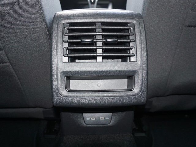 Fahrzeugabbildung Volkswagen Golf VIII TSI Life LED Navi AID ACC PDC SH LM