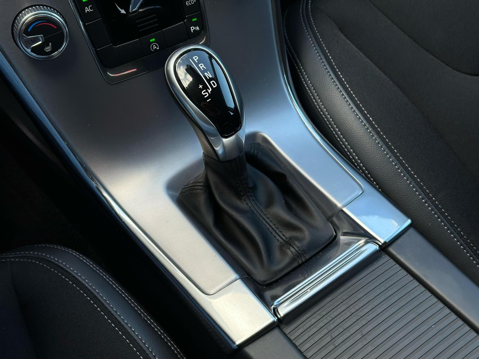VOLVO XC60 2.0 D3 MOMENTUM XENON#FH#NAVI#PDC#VIRTUAL - Image 15