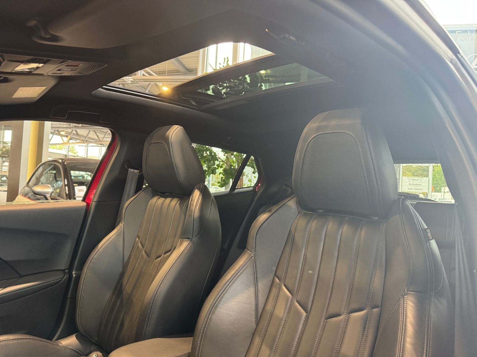Fahrzeugabbildung Peugeot 2008 GT PANO LED NAVI ALU