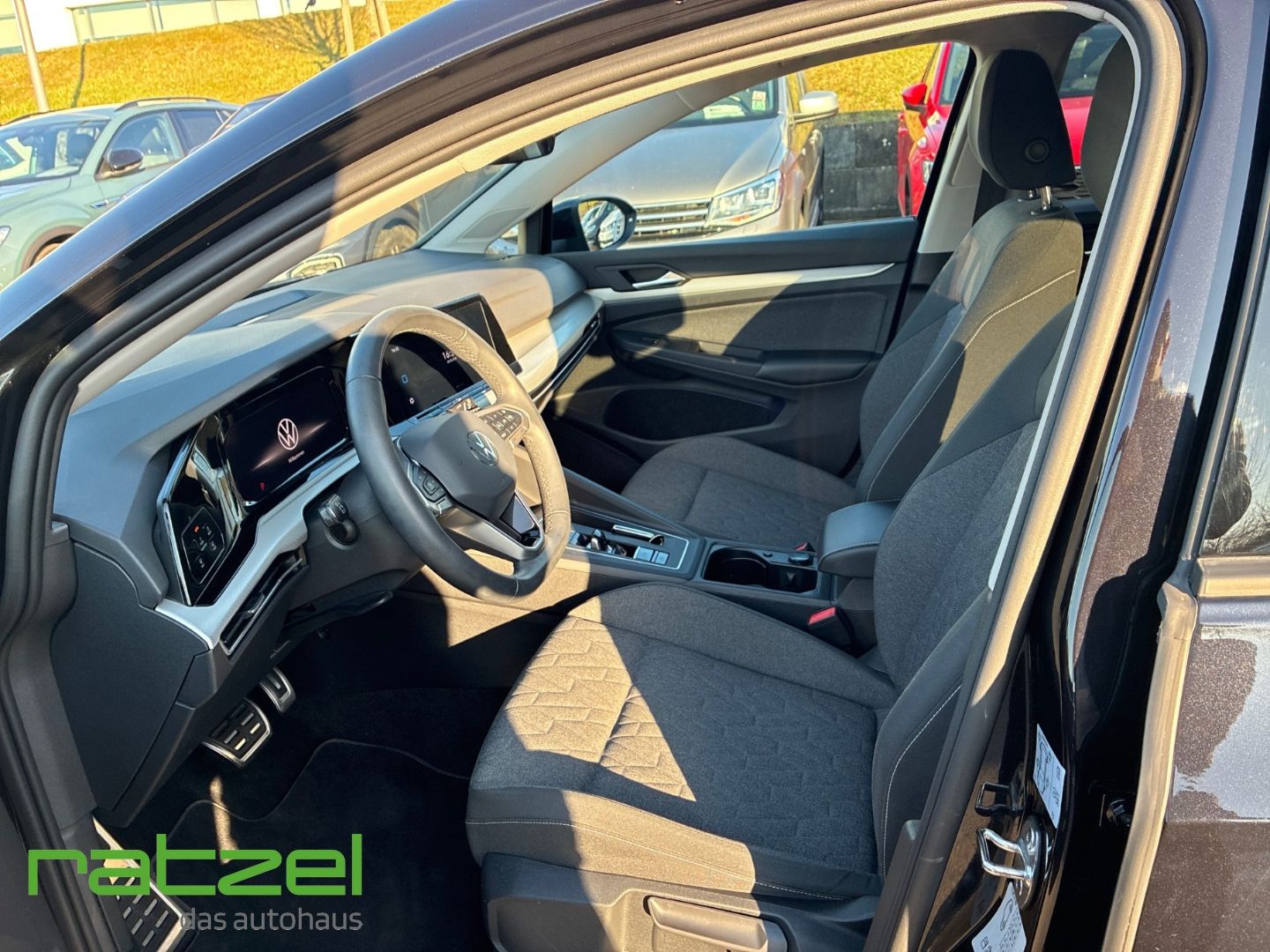 Fahrzeugabbildung Volkswagen Golf 1.5 eTSI Move Navi Rear View AHK Digitales