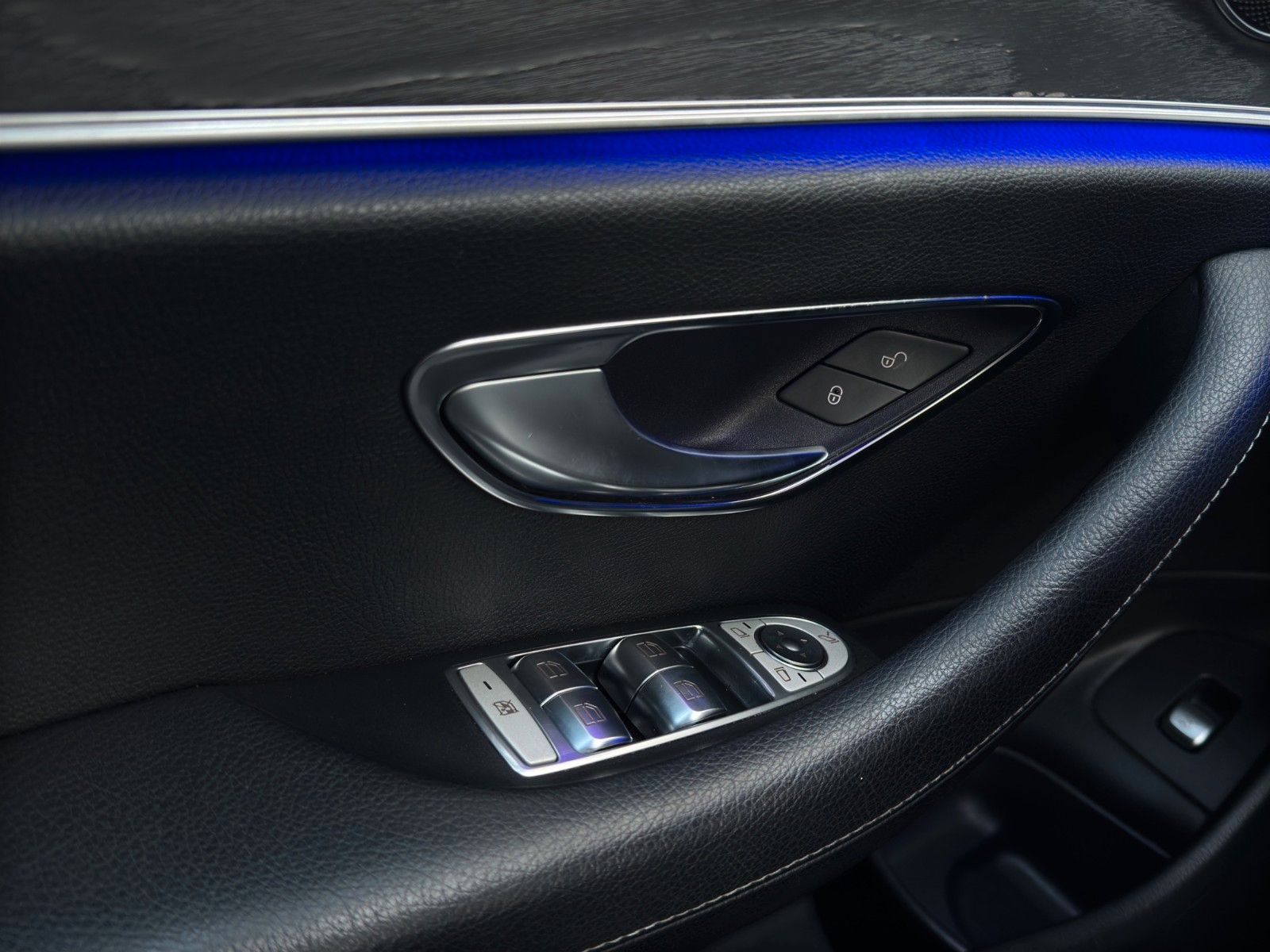 Fahrzeugabbildung Mercedes-Benz E 220d Lim. Pano/Widescreen/Kamera/MBeam