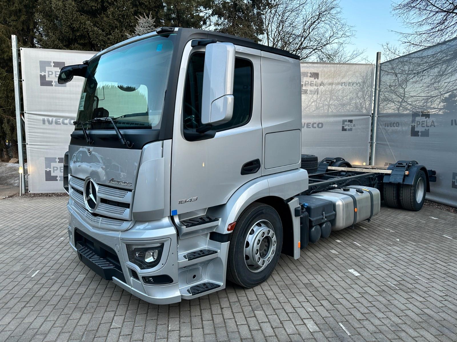 Mercedes-Benz Actros 1843 4x2 chassis under car carrier