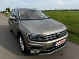 Volkswagen Tiguan Highline 4Motion*HUD*PANO*DSG*DIGI TACHO* - mit Benzin-Antrieb: Beige, Geländewagen