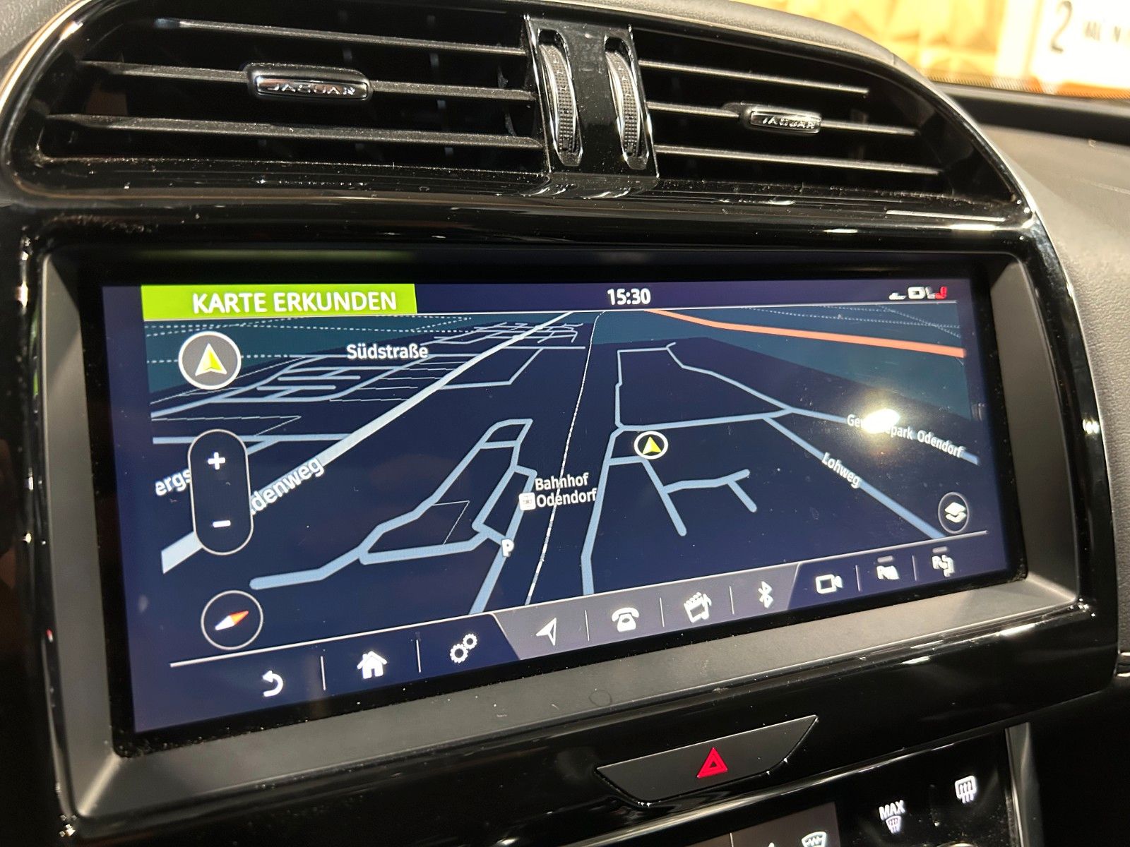 Fahrzeugabbildung Jaguar XE R-Dynamic SE AWD/HEAD-UP/KAMERA/NAVI/APPLE