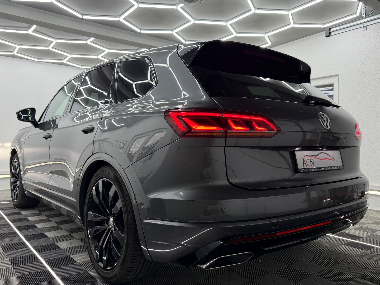 Fahrzeugabbildung Volkswagen Touareg 4Motion R-LINE/DAB+/MATRIX IQ/AHK/21 ZO