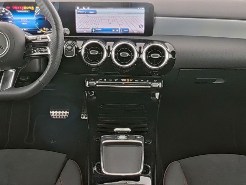 Fahrzeugabbildung Mercedes-Benz A 250 e Limousine AMG LED+Kam+Totw+11kW+WinterP