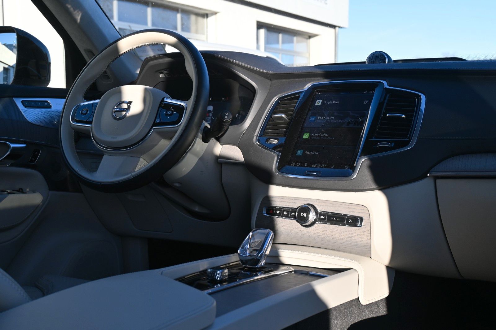 Fahrzeugabbildung Volvo XC90 T8 AWD Ultra Dark*360°*B&W*LUFT*HUD*ACC