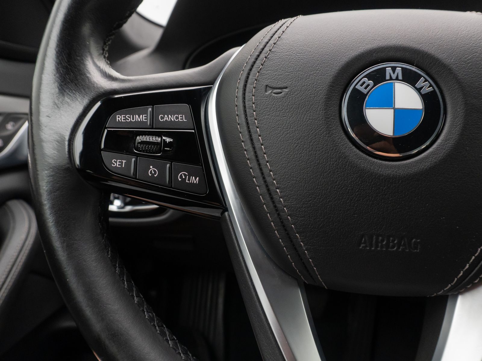 Fahrzeugabbildung BMW 530e xD Kamera DAB DisplKey HiFi Alarm 4*Klima