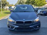 BMW 218 Baureihe 2 Active Tourer 218 i Advantage - mit Benzin-Antrieb: Grau, Scheckheftgepflegt, Geländewagen