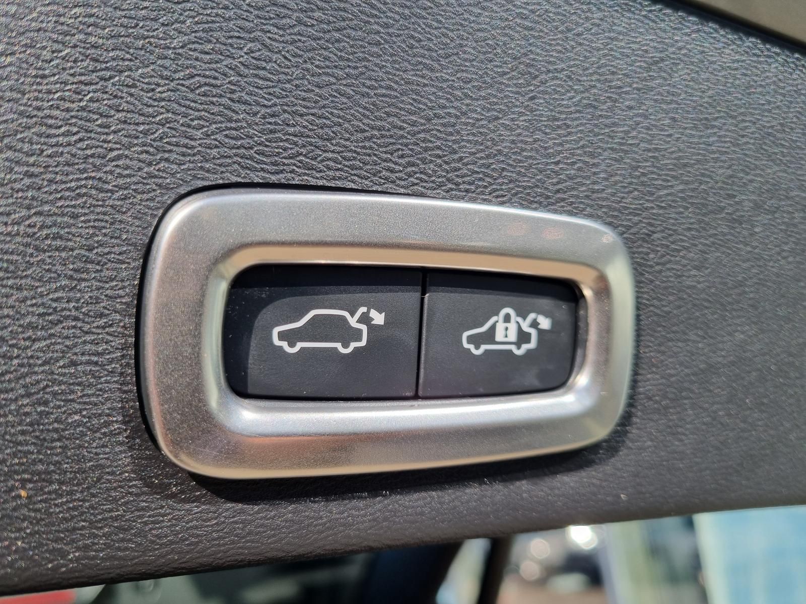 Fahrzeugabbildung Volvo XC40 B4 Benzin Plus Dark 'ACC, BLIS, 360-Cam'