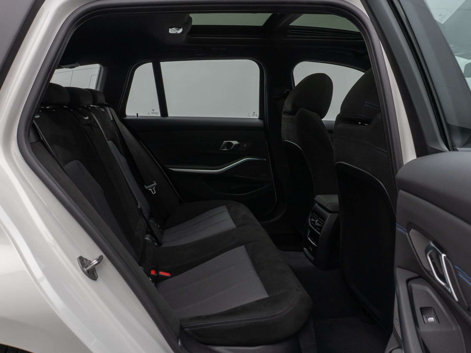 Fahrzeugabbildung BMW 330e M Sport Panorama 360°HUD DAB H/K AHK ACC