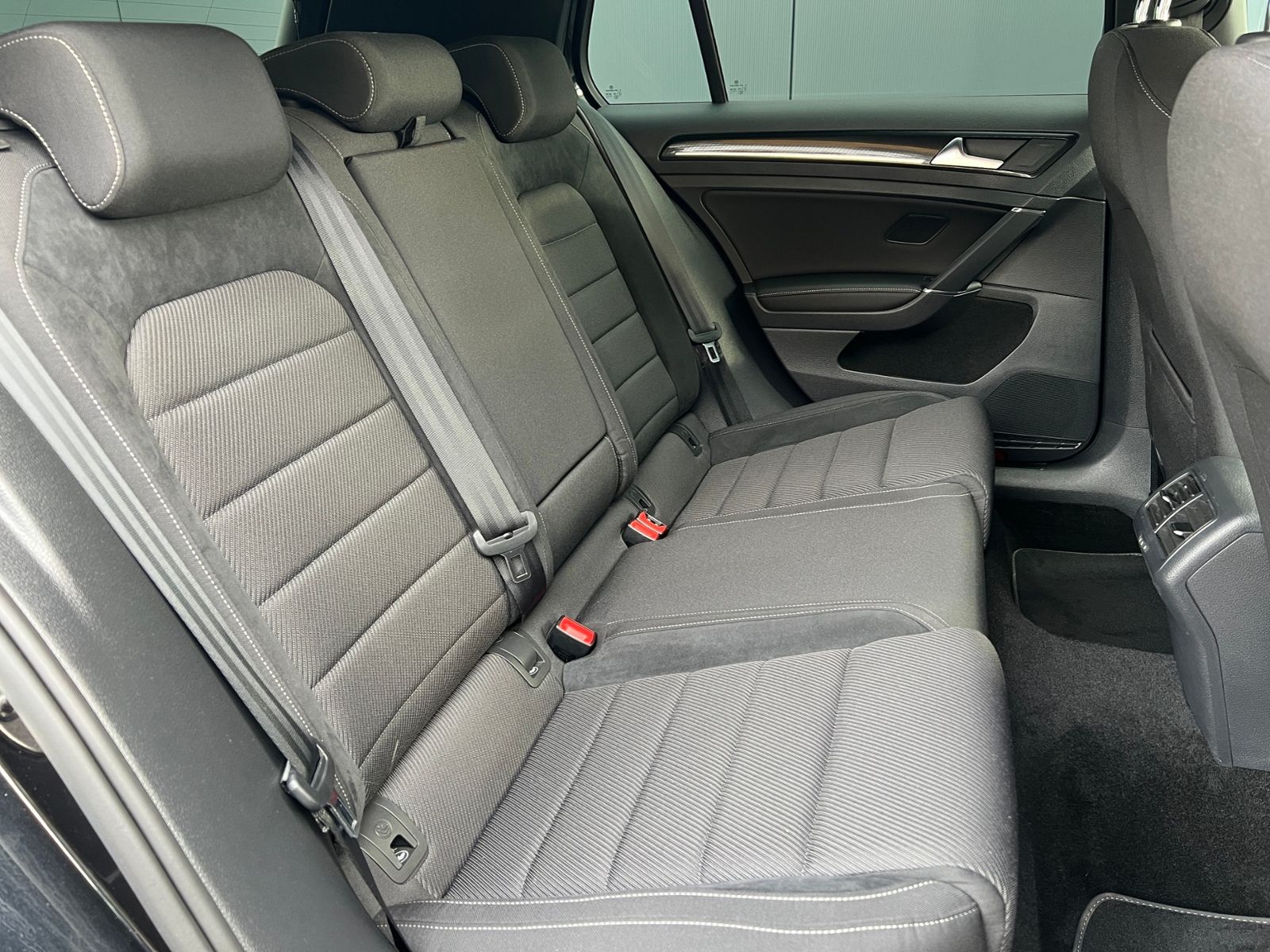Fahrzeugabbildung Volkswagen Golf VII R 4MOTION 2.0 TSI OPF DSG *Sportauspuff