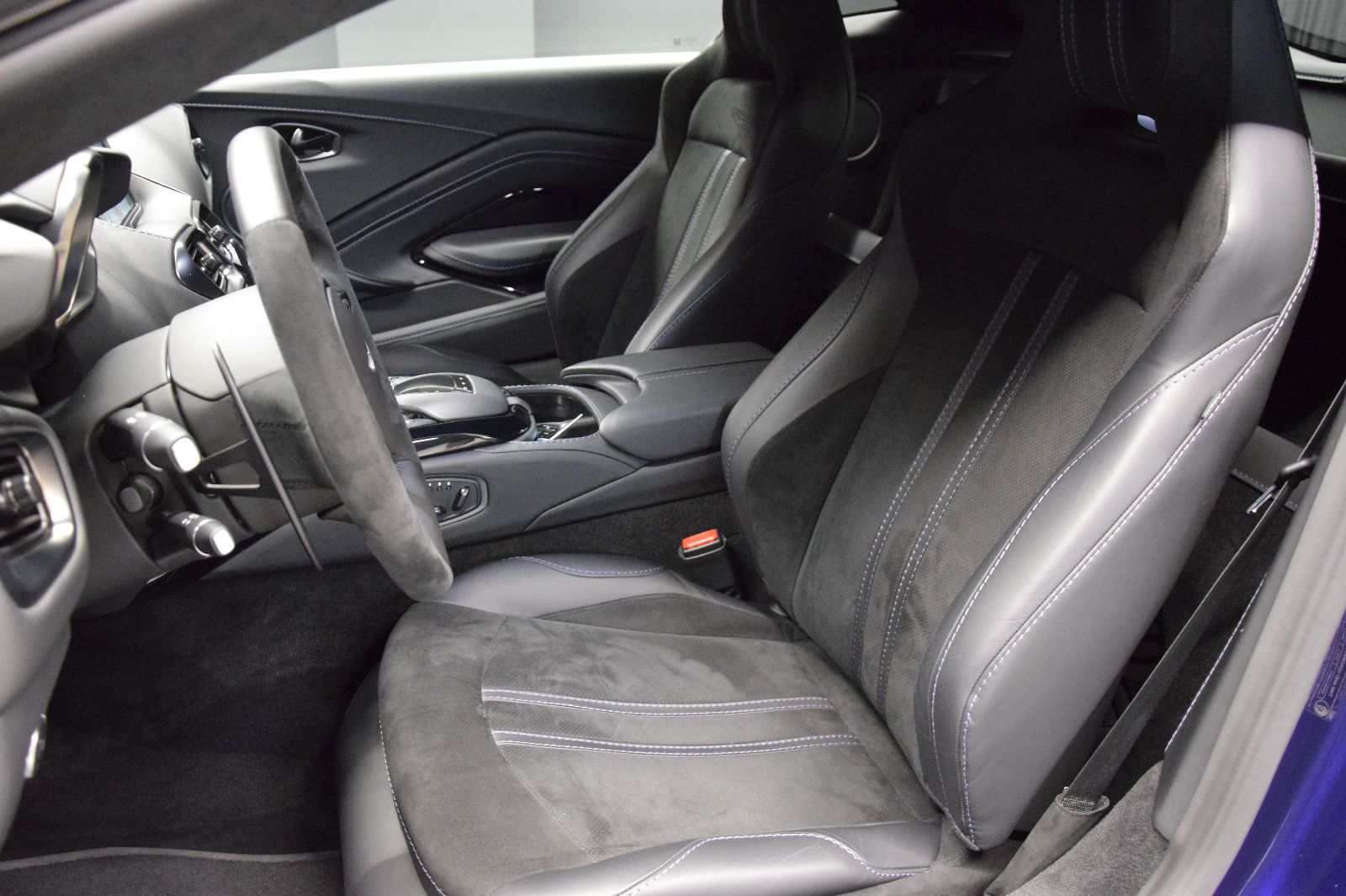 Fahrzeugabbildung Aston Martin V8 Vantage 4.0 V8 02/2027 Garantie