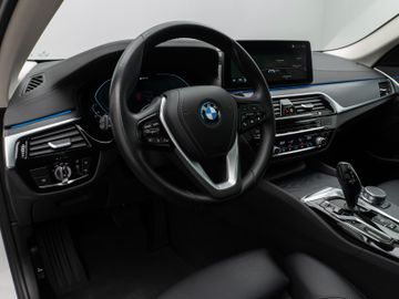 Fahrzeugabbildung BMW 530e Tour Luxury Line HiFi Pano AHK Kamera DAB