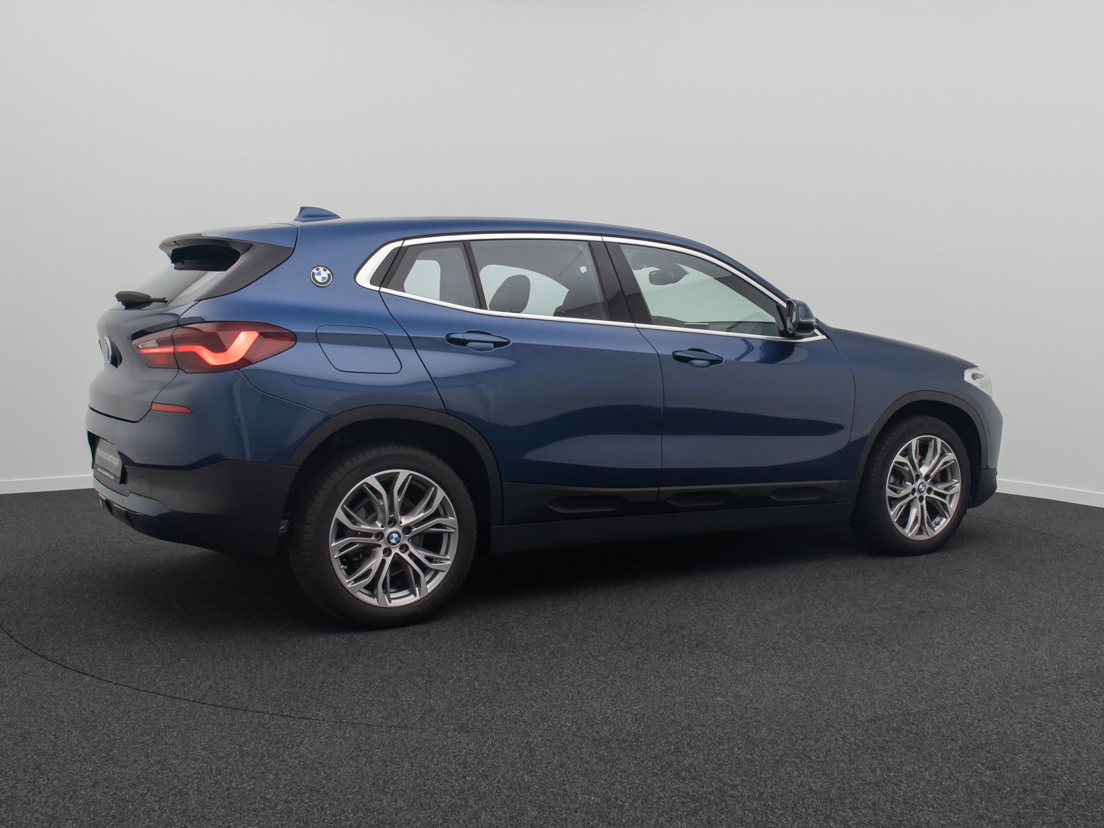 Fahrzeugabbildung BMW X2 sD18i GeschwindigReg DAB ParkAs Sportsitz 18"