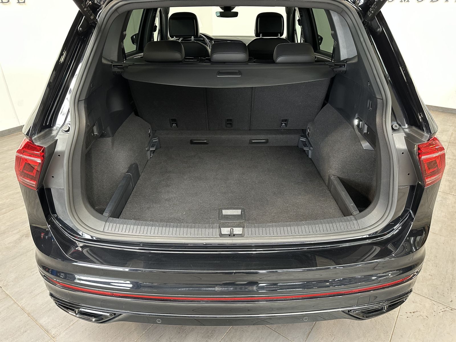 Fahrzeugabbildung Volkswagen Tiguan Allspace 4M R-Line NAV+IQ-LIGHT+AHK+20ZO