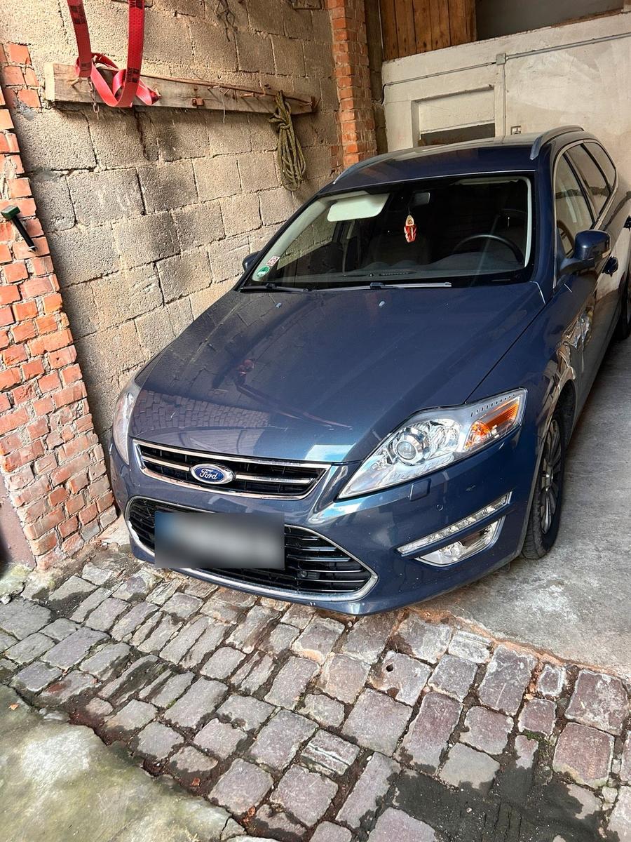 Ford Mondeo 2014 — вигляд ззаду