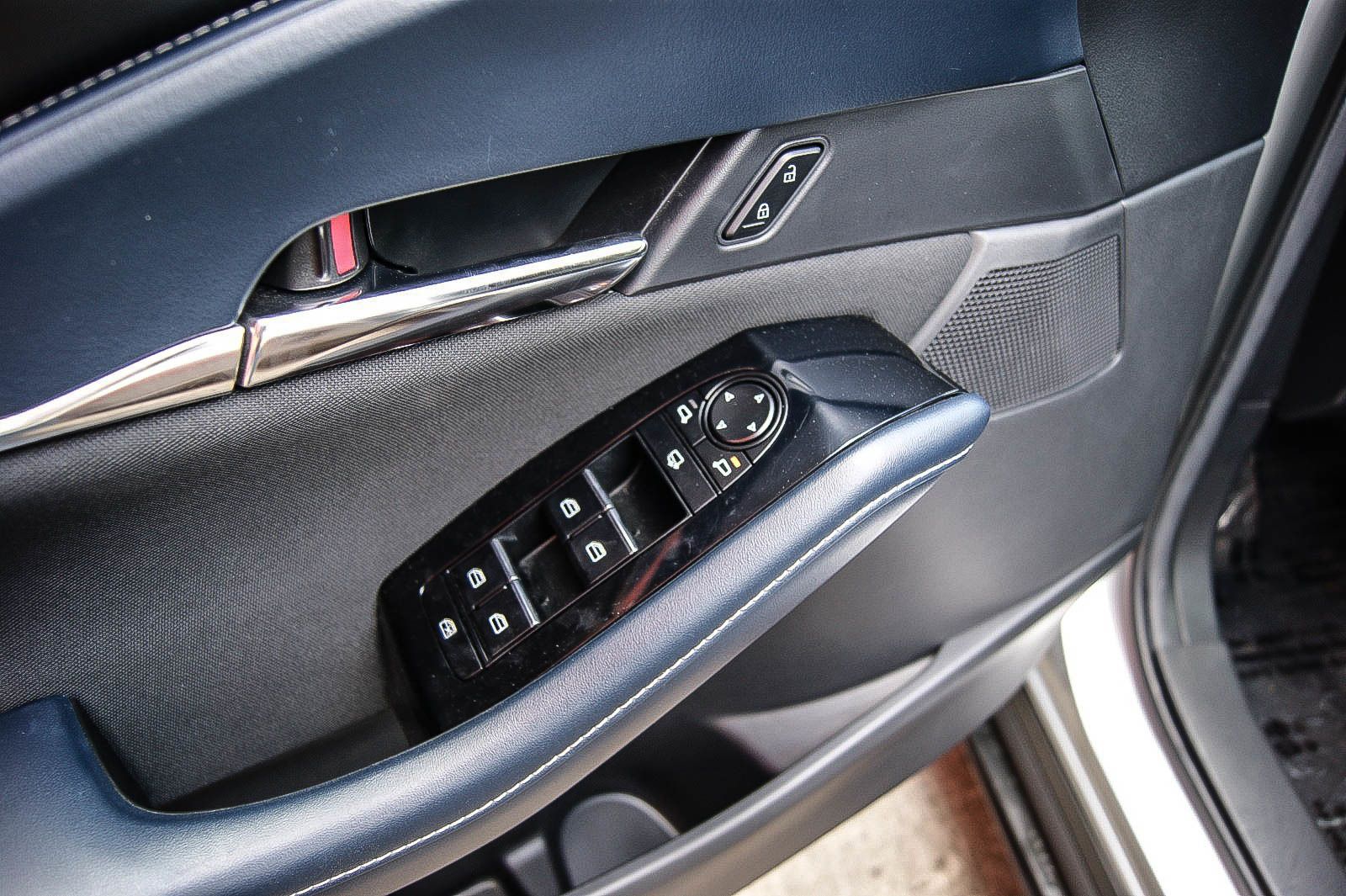 Fahrzeugabbildung Mazda CX-30 2.0 SKYACTIV-G M Hybrid DESIGN HEADUP LED