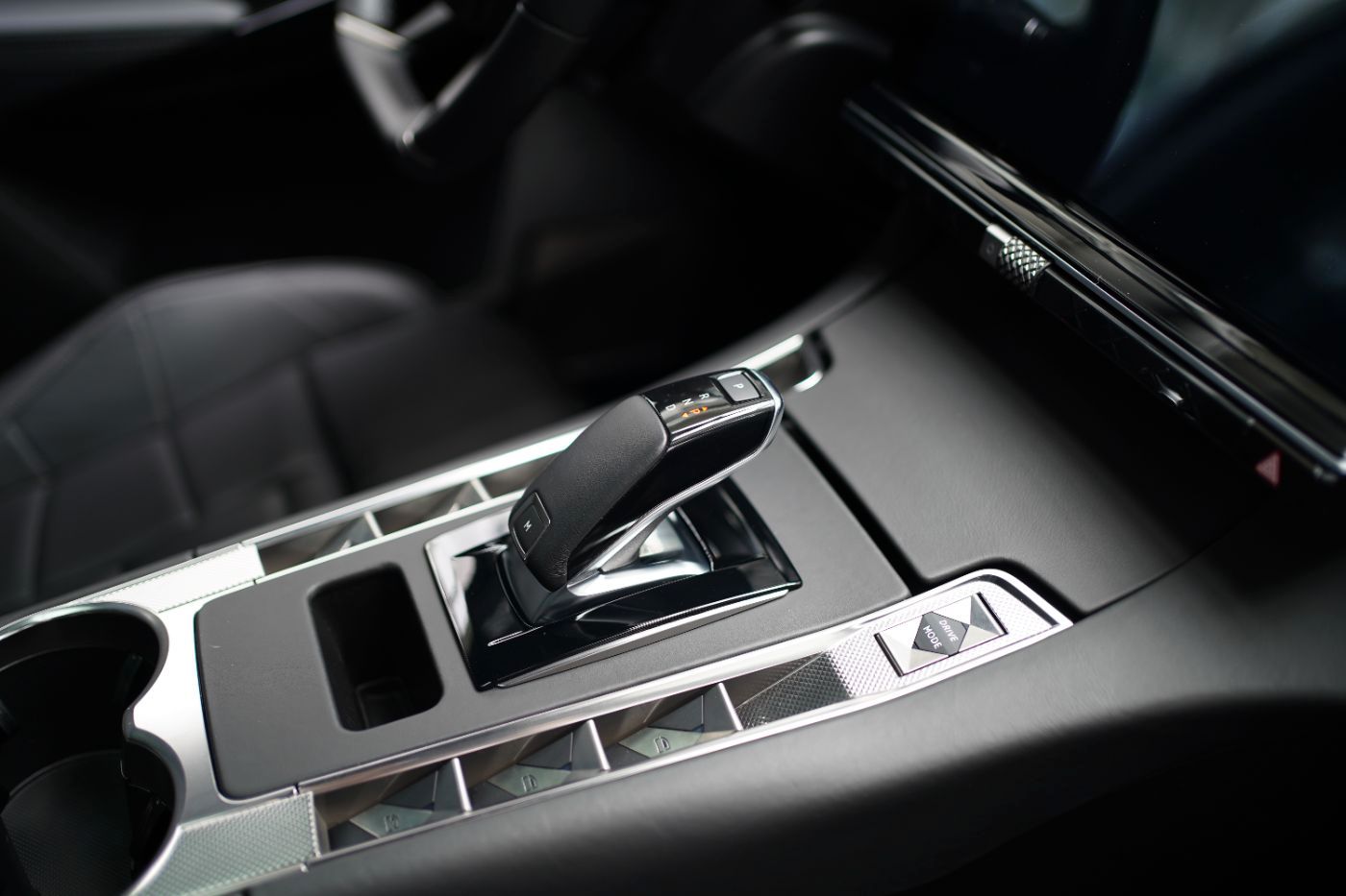 Fahrzeugabbildung DS Automobiles DS7 BlueHDi 130 EAT8 Opera Automatik Focal