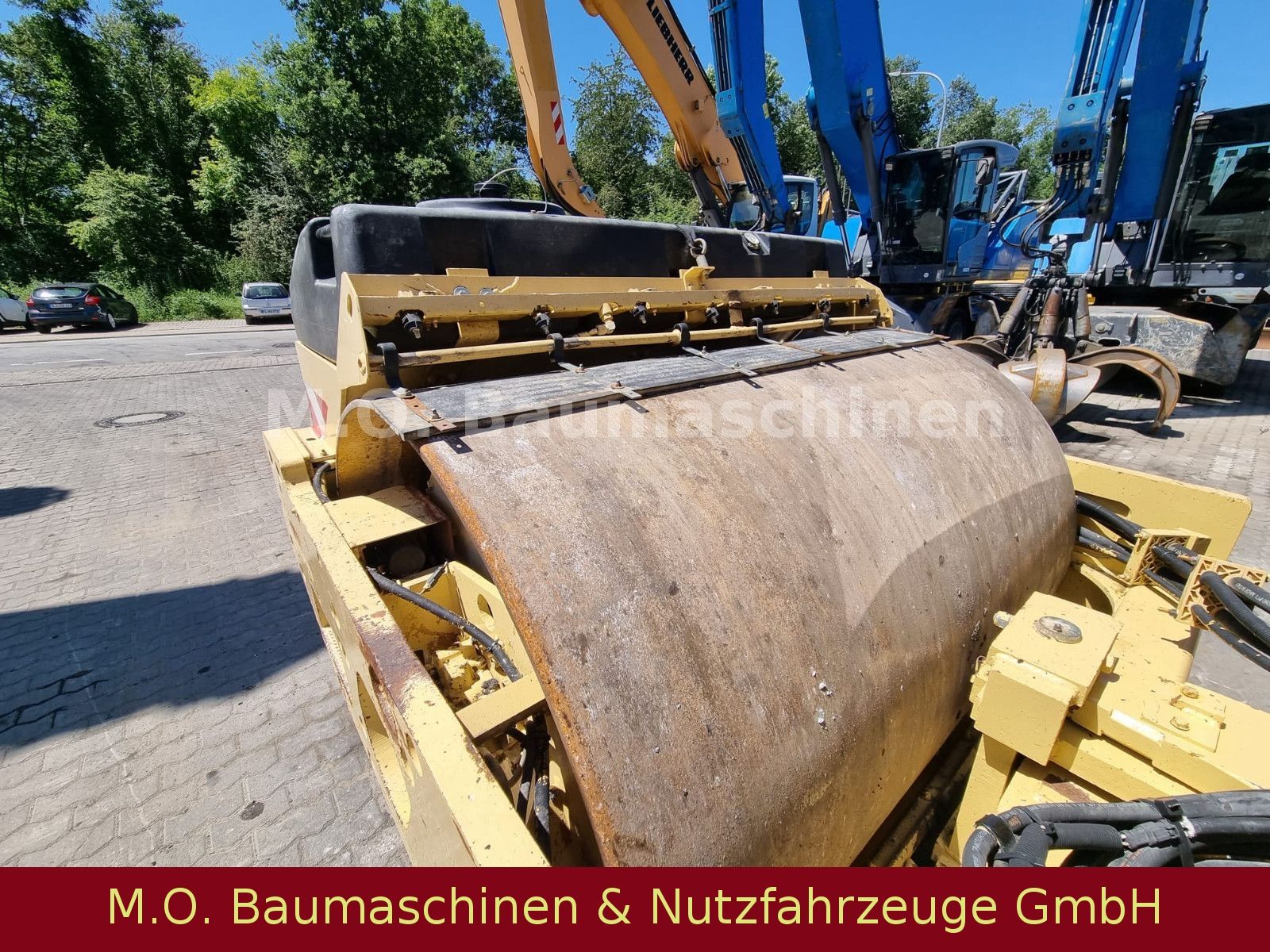 Fahrzeugabbildung CAT CB-535 B / Kombiwalze