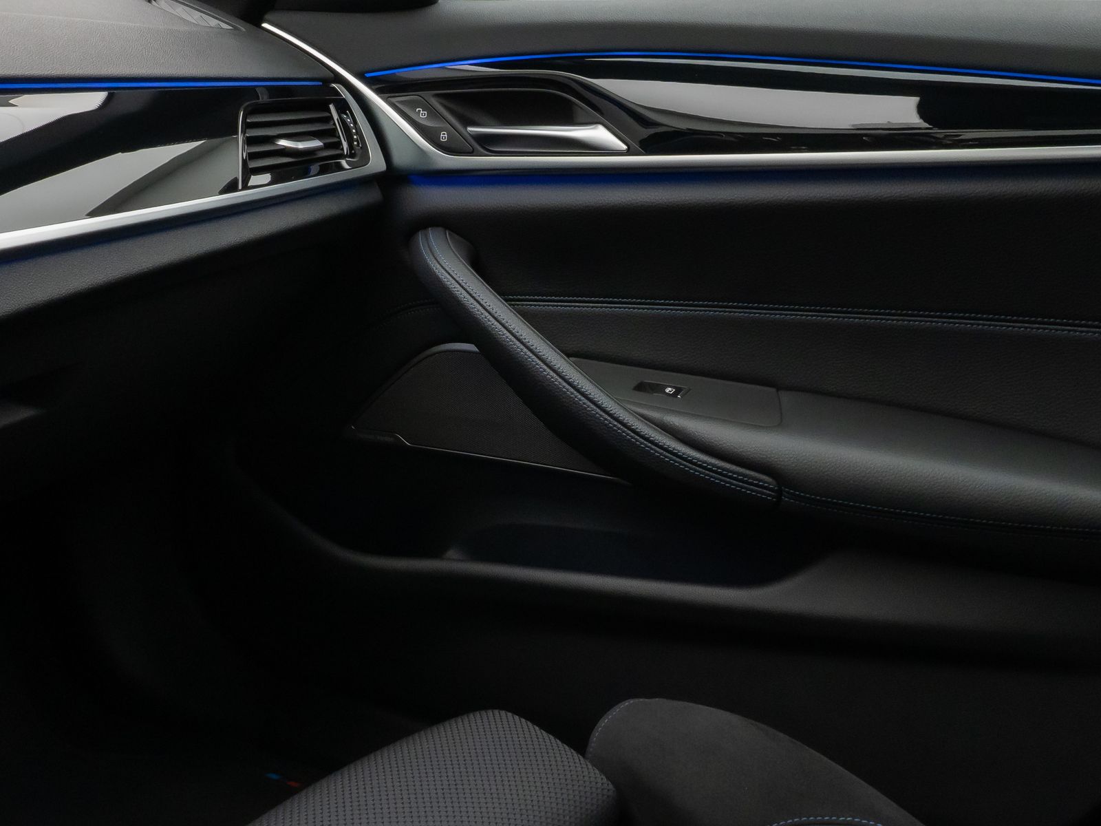 Fahrzeugabbildung BMW 530d M Sport Panorama Kamera Laser HUD DAB H/K