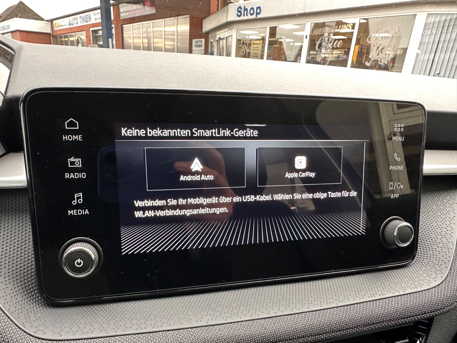 Fahrzeugabbildung SKODA Fabia 1.0 TSI DSG Selection LED/PDC/SHZG/APP/GRA