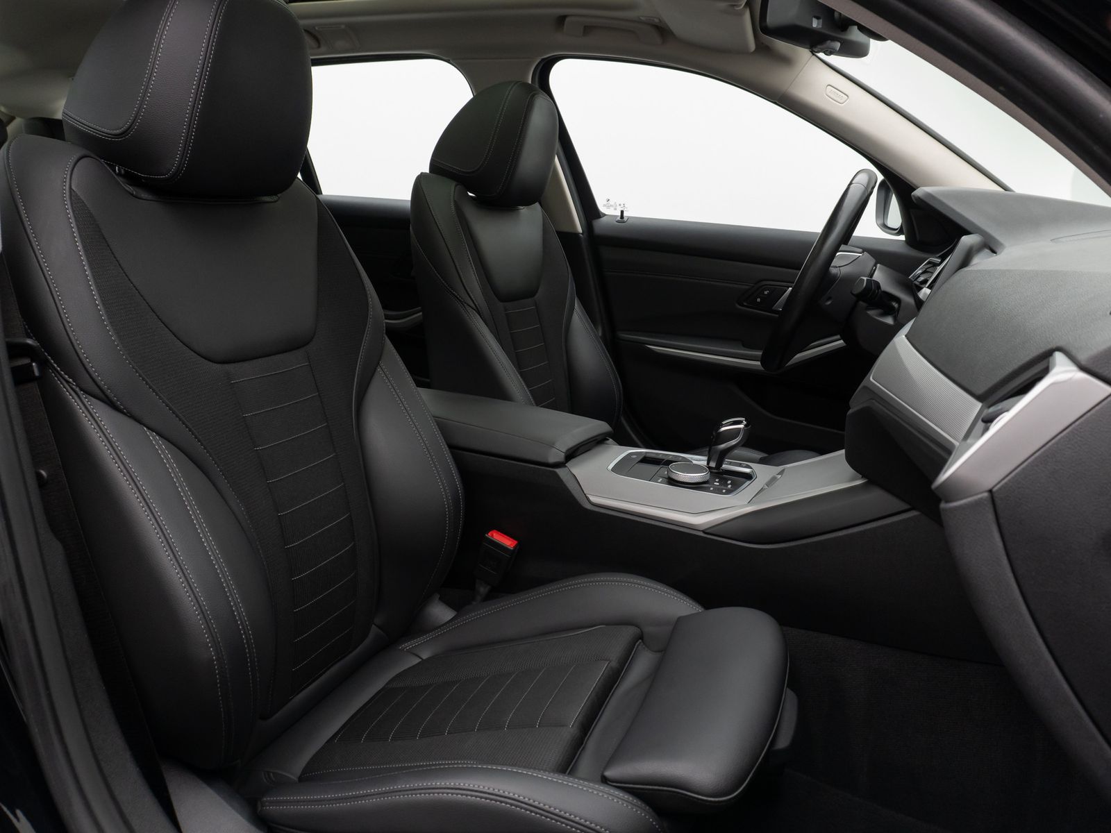 Fahrzeugabbildung BMW 320d Panorama DAB HiFi Lenkrhzg PDC AHK Alarm