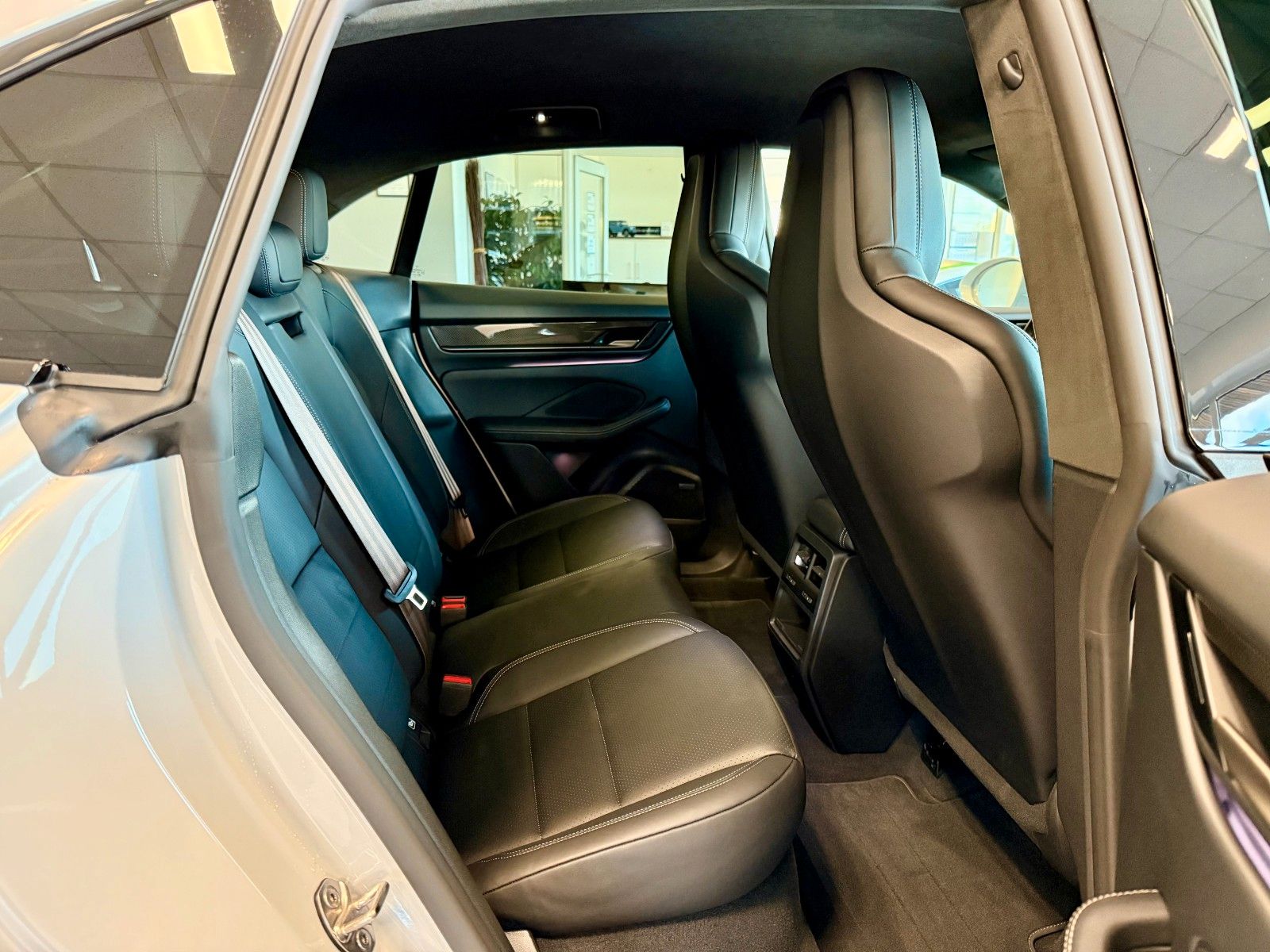 Fahrzeugabbildung Porsche Macan Turbo InnoDrive/OffroadDesign/SCP/Keyless