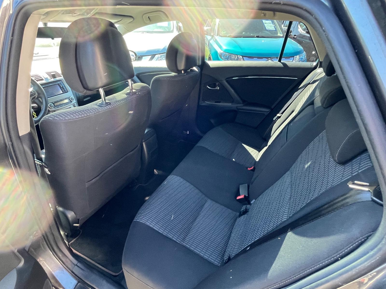 Toyota Avensis 2011 — photo 20