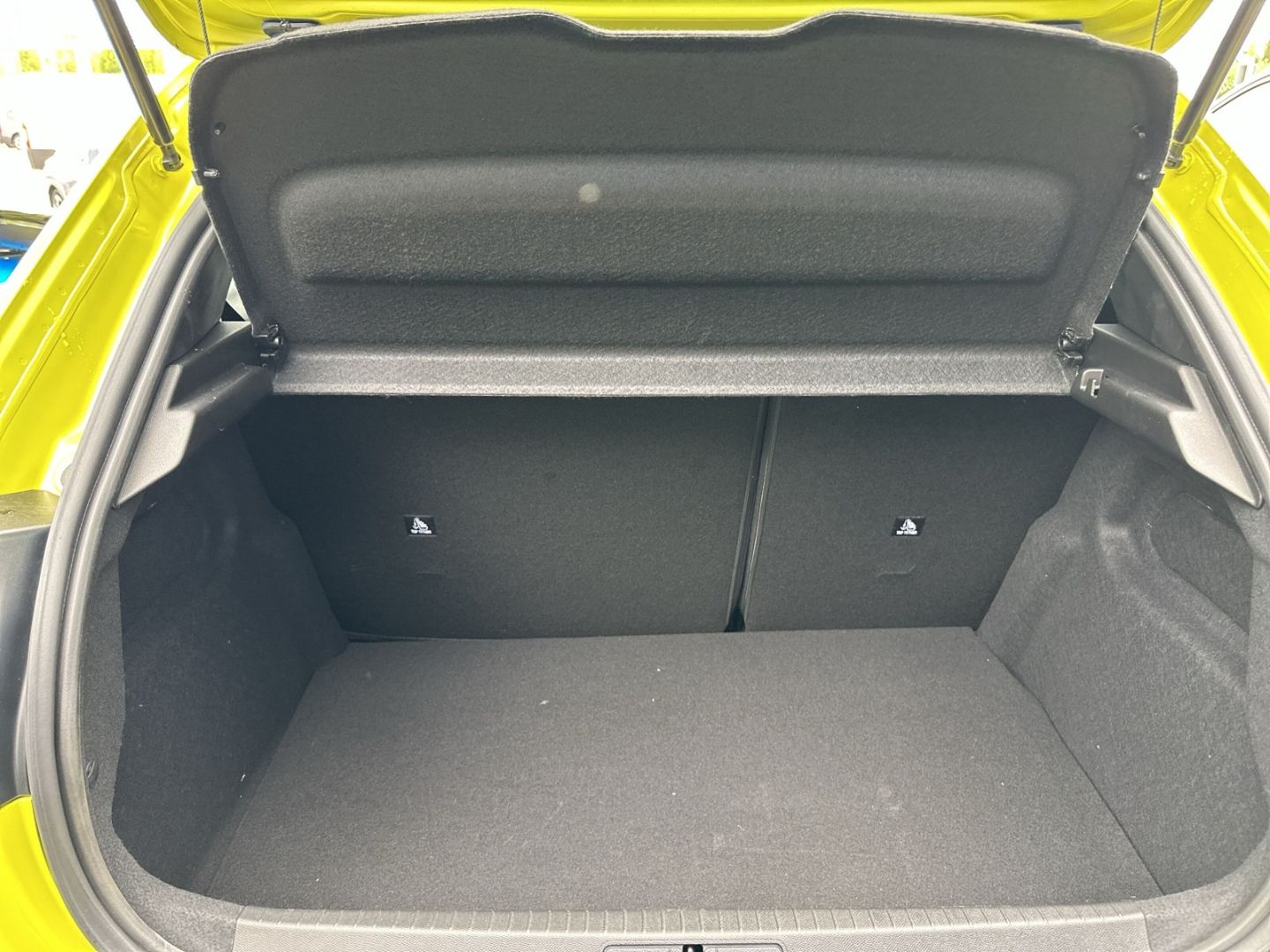 Fahrzeugabbildung Peugeot 208 Allure Hybrid 110 e-DSC6 Navi  ACC CarPlay