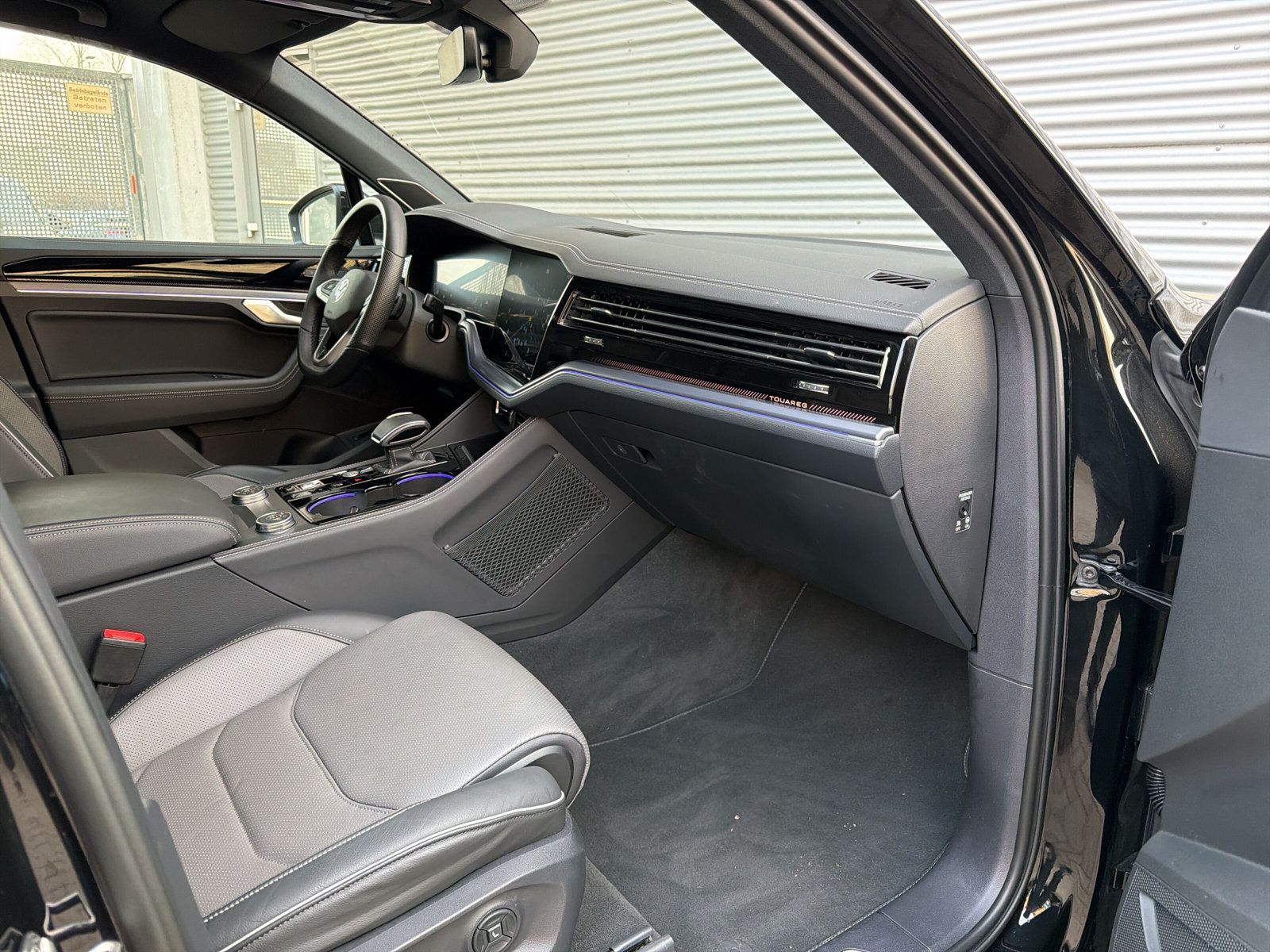Fahrzeugabbildung Volkswagen Touareg 3.0 TDI 4M R-Line PANO STANDHZG AHK 22"