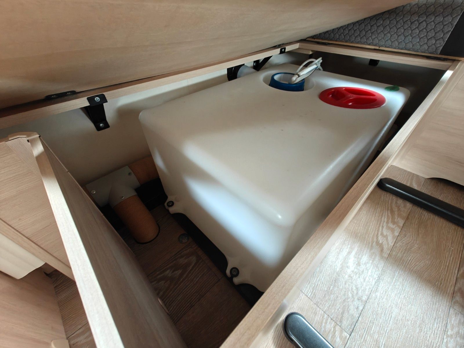 Fahrzeugabbildung Hobby De Luxe Edition 650 KMFe - Etagenbetten, 2x Sitz