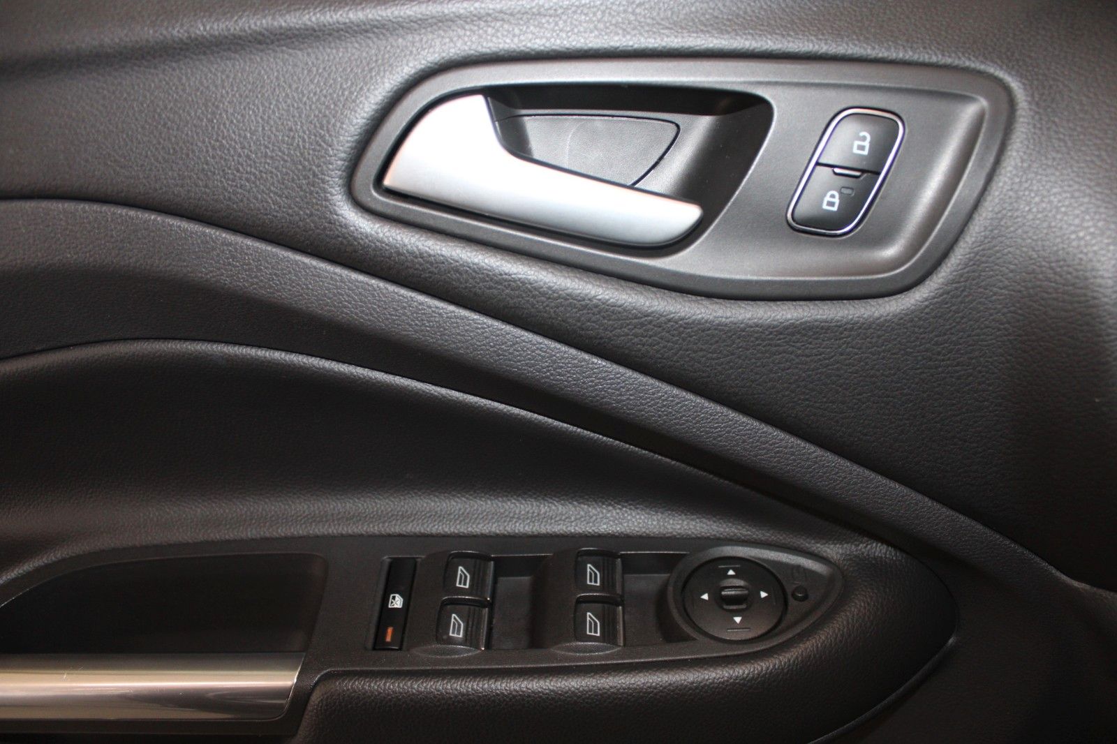 Fahrzeugabbildung Ford Kuga ST-Line Aut. 4x4 PANO CAM Xenon WinterPak.