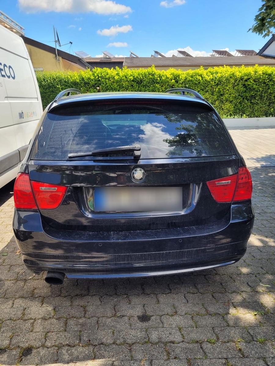 BMW 320 2009 — rear view